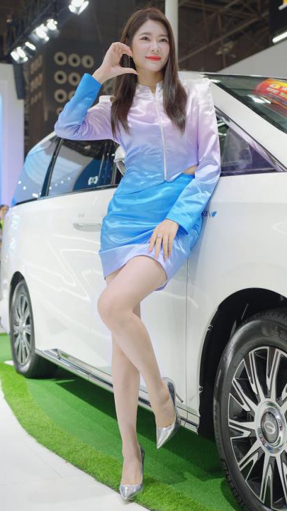 4K 2024深圳粵港澳大灣區車展 레이싱모델 Racing Model 미니스커트 車模隨拍 LOOKBOOK 23-神兽街拍